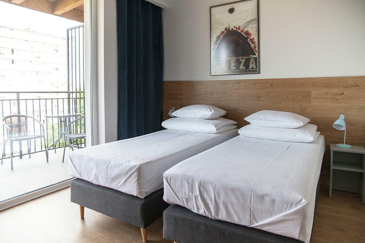 MoHo XL Hostel Breslavia Esterno foto